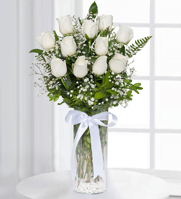 silindir vazoda beyaz güller